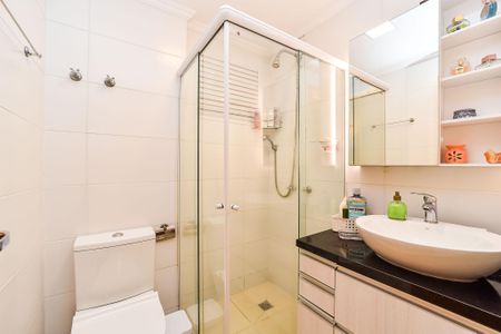 Banheiro de apartamento à venda com 1 quarto, 48m² em Vila Ipiranga, Porto Alegre