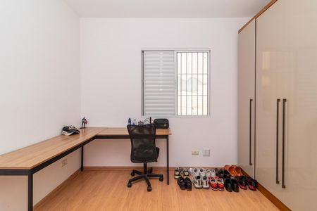 Escritório simples com móveis de madeira e iluminação natural. de casa à venda com 4 quartos, 97m² em Jardim Cláudia, São Paulo