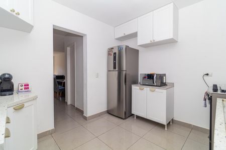 Sala de estar com geladeira e microondas, iluminada por luz natural e artificial. de casa à venda com 4 quartos, 97m² em Jardim Cláudia, São Paulo