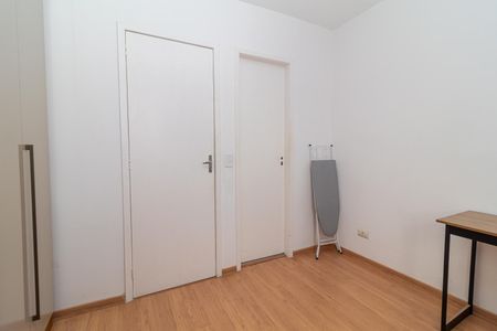 Quarto com porta de vidro e porta de madeira, com uma mesa e uma cadeira. de casa à venda com 4 quartos, 97m² em Jardim Cláudia, São Paulo