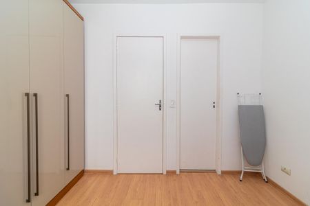 Quarto com armários e porta de vidro, com iluminação natural e madeira no piso. de casa à venda com 4 quartos, 97m² em Jardim Cláudia, São Paulo