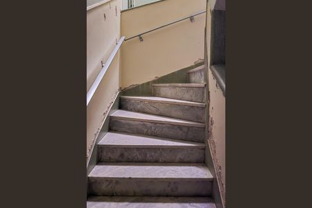 Apartamento à venda com 73m², 2 quartos e sem vaga Apartamento à venda com 73m², 2 quartos e sem vagaEscada