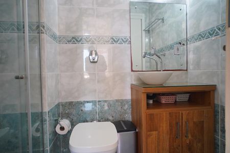 Banheiro suíte  de apartamento à venda com 2 quartos, 53m² em Partenon, Porto Alegre