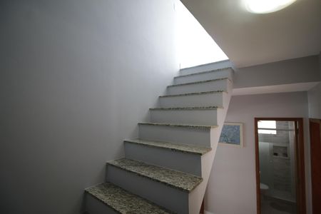 Casa à venda com 170m², 5 quartos e 2 vagasEscada