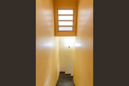 Casa de condomínio para alugar com 72m², 2 quartos e 1 vaga Casa de condomínio para alugar com 72m², 2 quartos e 1 vagaEscada