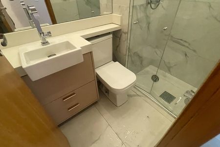 Banheiro de apartamento para alugar com 2 quartos, 47m² em Parque Duque, Duque de Caxias