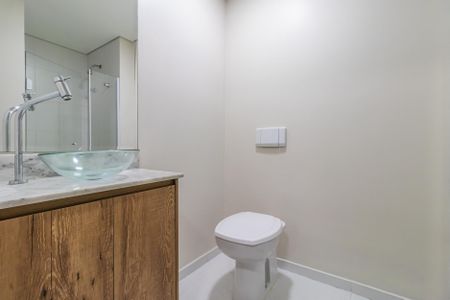 Banheiro de kitnet/studio para alugar com 1 quarto, 27m² em Bethaville I, Barueri
