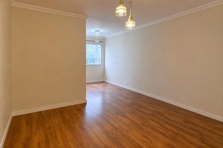 Apartamento à venda com 55m², 1 quarto e 1 vaga Apartamento à venda com 55m², 1 quarto e 1 vagaSala com piso de madeira e iluminação adequada.