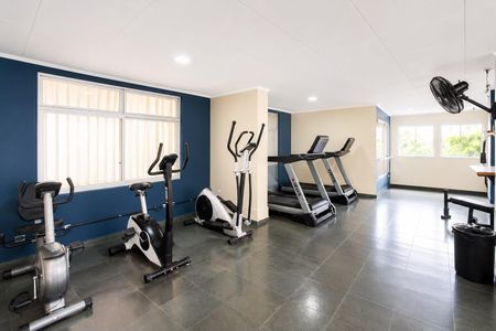 Apartamento à venda com 55m², 1 quarto e 1 vaga Apartamento à venda com 55m², 1 quarto e 1 vagaSala de ginástica com equipamentos de exercício e iluminação natural.