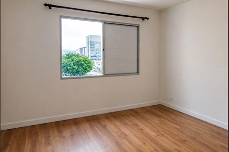 Apartamento à venda com 55m², 1 quarto e 1 vaga Apartamento à venda com 55m², 1 quarto e 1 vagaJanela com vista para a cidade, com árvores e edifícios ao fundo.
