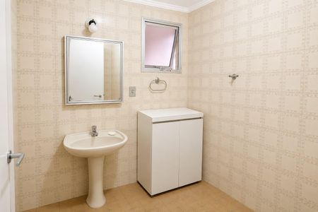Apartamento à venda com 55m², 1 quarto e 1 vaga Apartamento à venda com 55m², 1 quarto e 1 vagaBanheiro com pia e armário brancos, paredes com decoração em azulejos e teto branco.