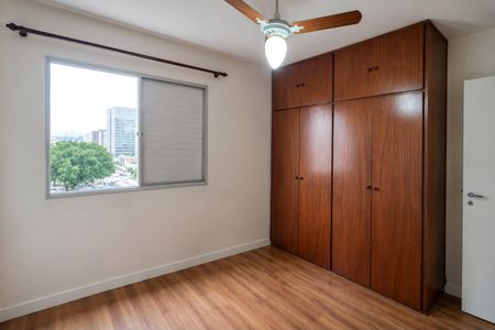Apartamento à venda com 55m², 1 quarto e 1 vaga Apartamento à venda com 55m², 1 quarto e 1 vagaQuarto com vista para a cidade, com móveis em madeira e piso de parquete.