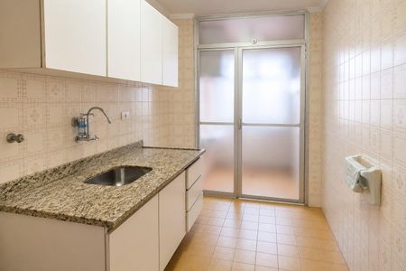 Apartamento à venda com 55m², 1 quarto e 1 vaga Apartamento à venda com 55m², 1 quarto e 1 vagaCozinha com móveis brancos e piso de azulejos, com uma janela grande e iluminada.