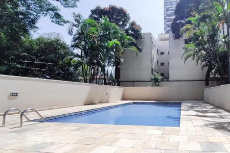Apartamento à venda com 55m², 1 quarto e 1 vaga Apartamento à venda com 55m², 1 quarto e 1 vagaPiscina com teto de vidro e paredes brancas, cercada por árvores e edifícios.