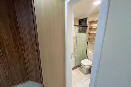 Banheiro 2 de apartamento para alugar com 3 quartos, 110m² em Jardim Vinte E Cinco de Agosto, Duque de Caxias