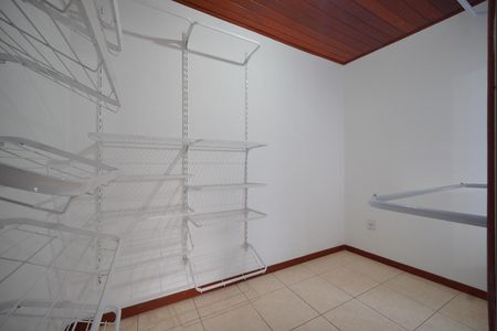 Casa para alugar com 180m², 3 quartos e 2 vagasCloset da suíte