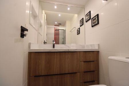 Banheiro da suíte de apartamento para alugar com 2 quartos, 90m² em Barra da Tijuca, Rio de Janeiro