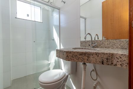 Banheiro de apartamento para alugar com 2 quartos, 45m² em Letícia, Belo Horizonte