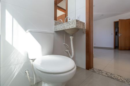 Banheiro de apartamento para alugar com 2 quartos, 45m² em Letícia, Belo Horizonte
