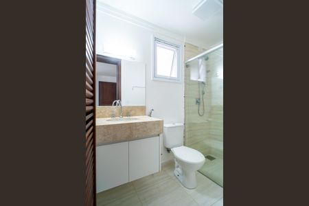 Casa de condomínio para alugar com 498m², 4 quartos e 5 vagas Casa de condomínio para alugar com 498m², 4 quartos e 5 vagasBanheiro da Suíte 4