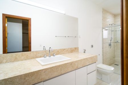 Casa de condomínio para alugar com 498m², 4 quartos e 5 vagas Casa de condomínio para alugar com 498m², 4 quartos e 5 vagasBanheiro da Suíte 1