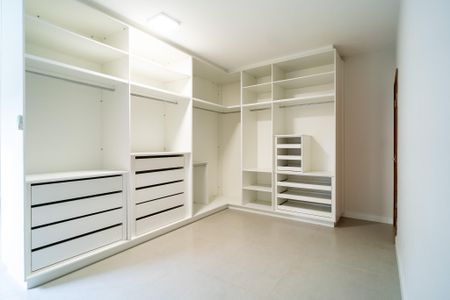Casa de condomínio para alugar com 498m², 4 quartos e 5 vagas Casa de condomínio para alugar com 498m², 4 quartos e 5 vagasCloset da suíte 1