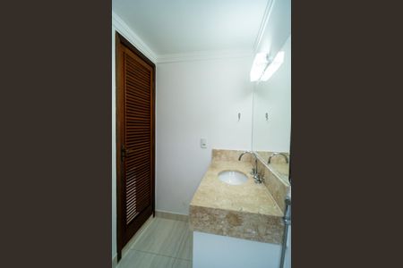 Casa de condomínio para alugar com 498m², 4 quartos e 5 vagas Casa de condomínio para alugar com 498m², 4 quartos e 5 vagasBanheiro da Suíte 2