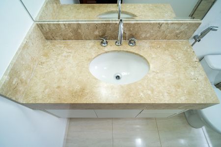 Casa de condomínio para alugar com 498m², 4 quartos e 5 vagas Casa de condomínio para alugar com 498m², 4 quartos e 5 vagasBanheiro da Suíte 2
