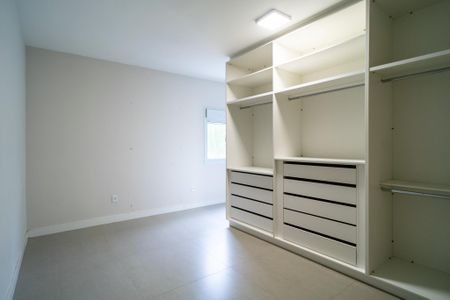 Casa de condomínio para alugar com 498m², 4 quartos e 5 vagas Casa de condomínio para alugar com 498m², 4 quartos e 5 vagasCloset da suíte 1