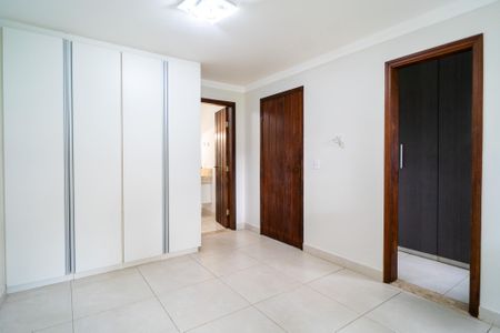 Casa de condomínio para alugar com 498m², 4 quartos e 5 vagas Casa de condomínio para alugar com 498m², 4 quartos e 5 vagasSuíte 3