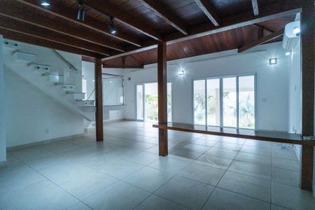 Casa de condomínio para alugar com 498m², 4 quartos e 5 vagas Casa de condomínio para alugar com 498m², 4 quartos e 5 vagasSala