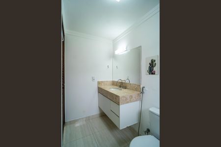 Casa de condomínio para alugar com 498m², 4 quartos e 5 vagas Casa de condomínio para alugar com 498m², 4 quartos e 5 vagasBanheiro da Suíte 2