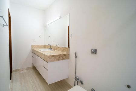 Casa de condomínio para alugar com 498m², 4 quartos e 5 vagas Casa de condomínio para alugar com 498m², 4 quartos e 5 vagasBanheiro da Suíte 1