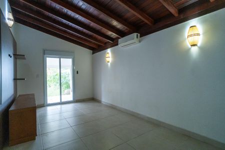 Casa de condomínio para alugar com 498m², 4 quartos e 5 vagas Casa de condomínio para alugar com 498m², 4 quartos e 5 vagasSala de TV
