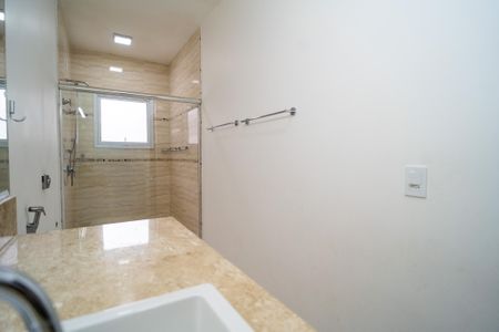 Casa de condomínio para alugar com 498m², 4 quartos e 5 vagas Casa de condomínio para alugar com 498m², 4 quartos e 5 vagasBanheiro da Suíte 1