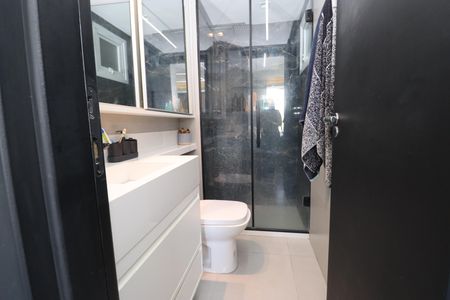 Banheiro de apartamento para alugar com 1 quarto, 56m² em Jardim Armação, Salvador