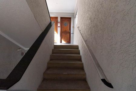 Apartamento para alugar com 62m², 2 quartos e 1 vaga Apartamento para alugar com 62m², 2 quartos e 1 vagaEscada
