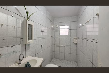 Banheiro de casa para alugar com 3 quartos, 125m² em Vila Bartira, Itaquaquecetuba