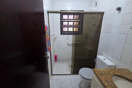 Banheiro da Suíte 1 de casa para alugar com 2 quartos, 90m² em Maracanã, Praia Grande