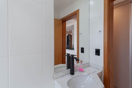 Banheiro social de apartamento à venda com 2 quartos, 60m² em Ouro Preto, Belo Horizonte