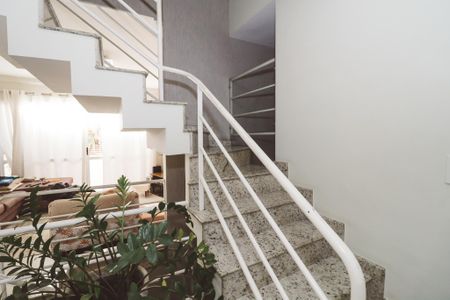 Escada de casa para alugar com 3 quartos, 300m² em Santa Teresinha, São Paulo
