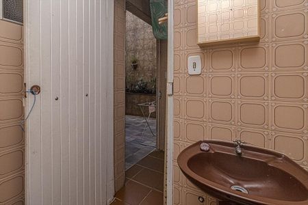 banheiro na área de serviço_4 de casa à venda com 2 quartos, 142m² em Parque Fongaro, São Paulo