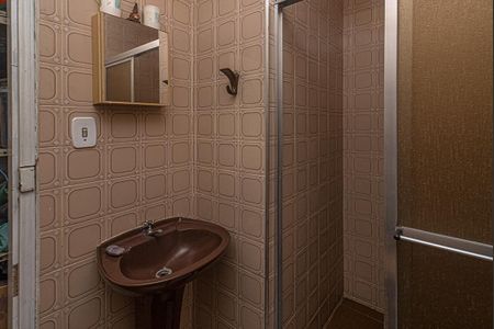 banheiro na área de serviço_2 de casa à venda com 2 quartos, 142m² em Parque Fongaro, São Paulo