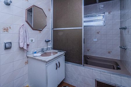 banheiro social  no piso superior_1 de casa à venda com 2 quartos, 142m² em Parque Fongaro, São Paulo