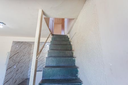 Escada de Acesso ao 2° andar da Casa 2 de casa à venda com 3 quartos, 180m² em Boa Vista, Belo Horizonte