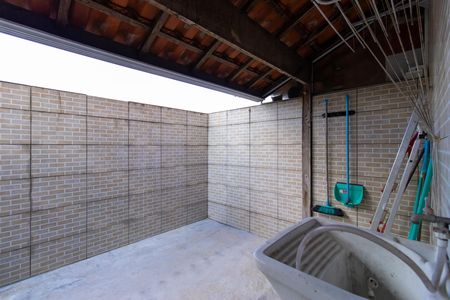 Quintal dos fundos e área de serviço de casa de condomínio para alugar com 2 quartos, 60m² em Chácara Canta Galo, Cotia