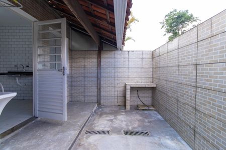 Quintal dos fundos e área de serviço de casa de condomínio para alugar com 2 quartos, 60m² em Chácara Canta Galo, Cotia