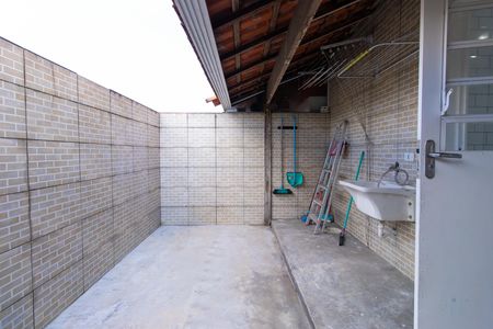 Quintal dos fundos e área de serviço de casa de condomínio para alugar com 2 quartos, 60m² em Chácara Canta Galo, Cotia