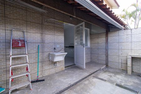 Quintal dos fundos e área de serviço de casa de condomínio para alugar com 2 quartos, 60m² em Chácara Canta Galo, Cotia