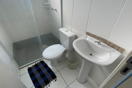 Banheiro de apartamento para alugar com 2 quartos, 70m² em Jardim Primavera, Duque de Caxias
